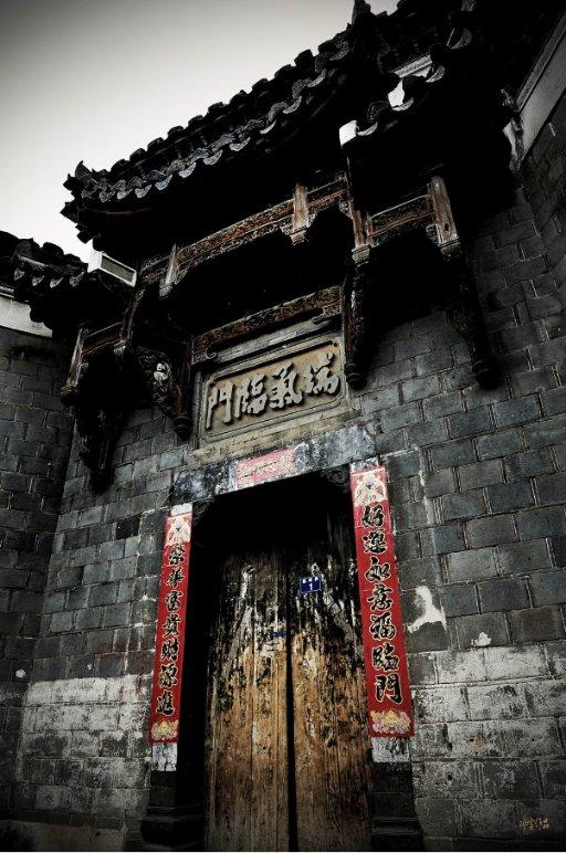 临近春节，扬州这个社区重组的“老牌”舞龙队习练不停邀约不断
